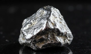 Un mineral de cromo brillante